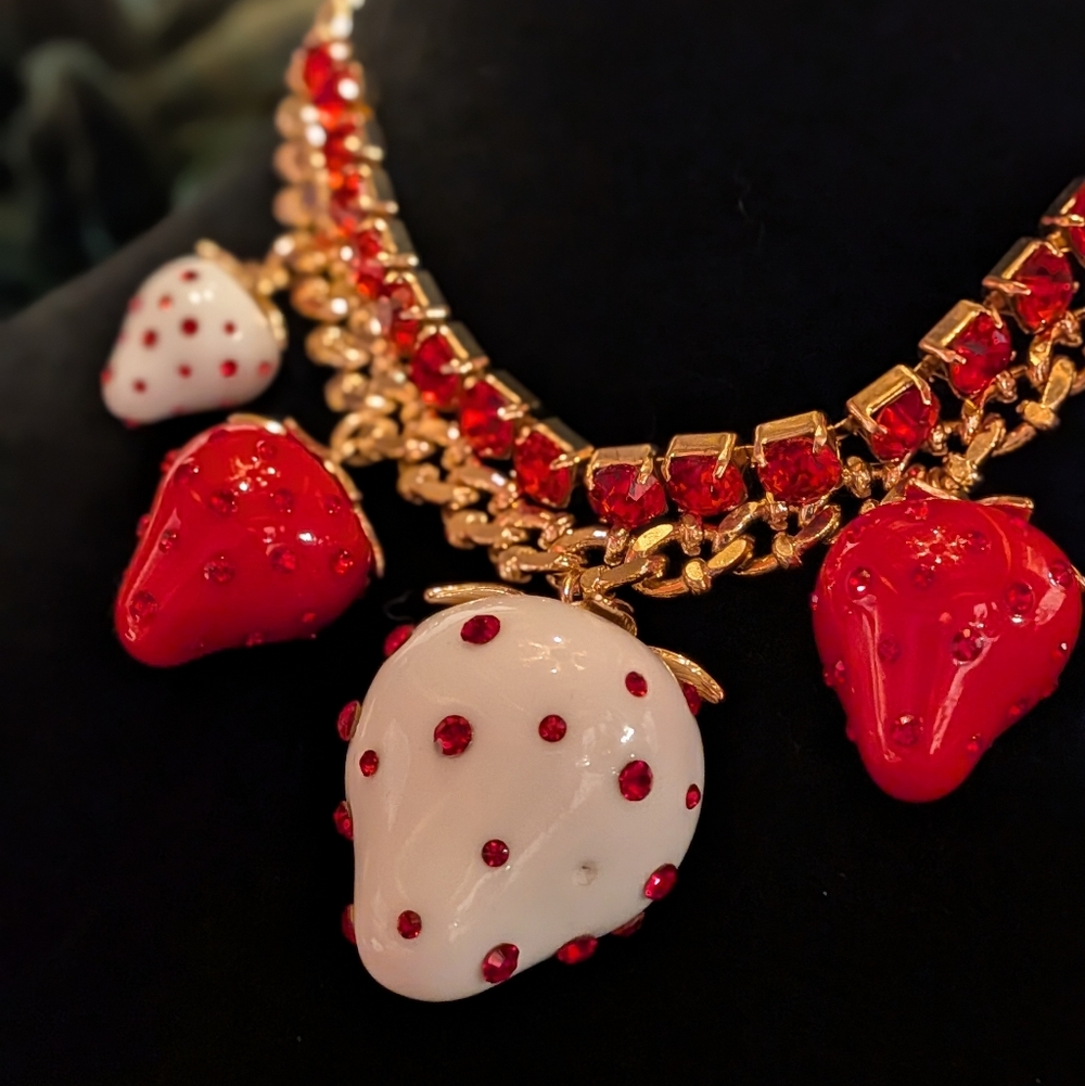 🆕 Strawberry Bib Layered Necklace (*As Is) 🍓 Betsy Johnson - Picture 4 of 5